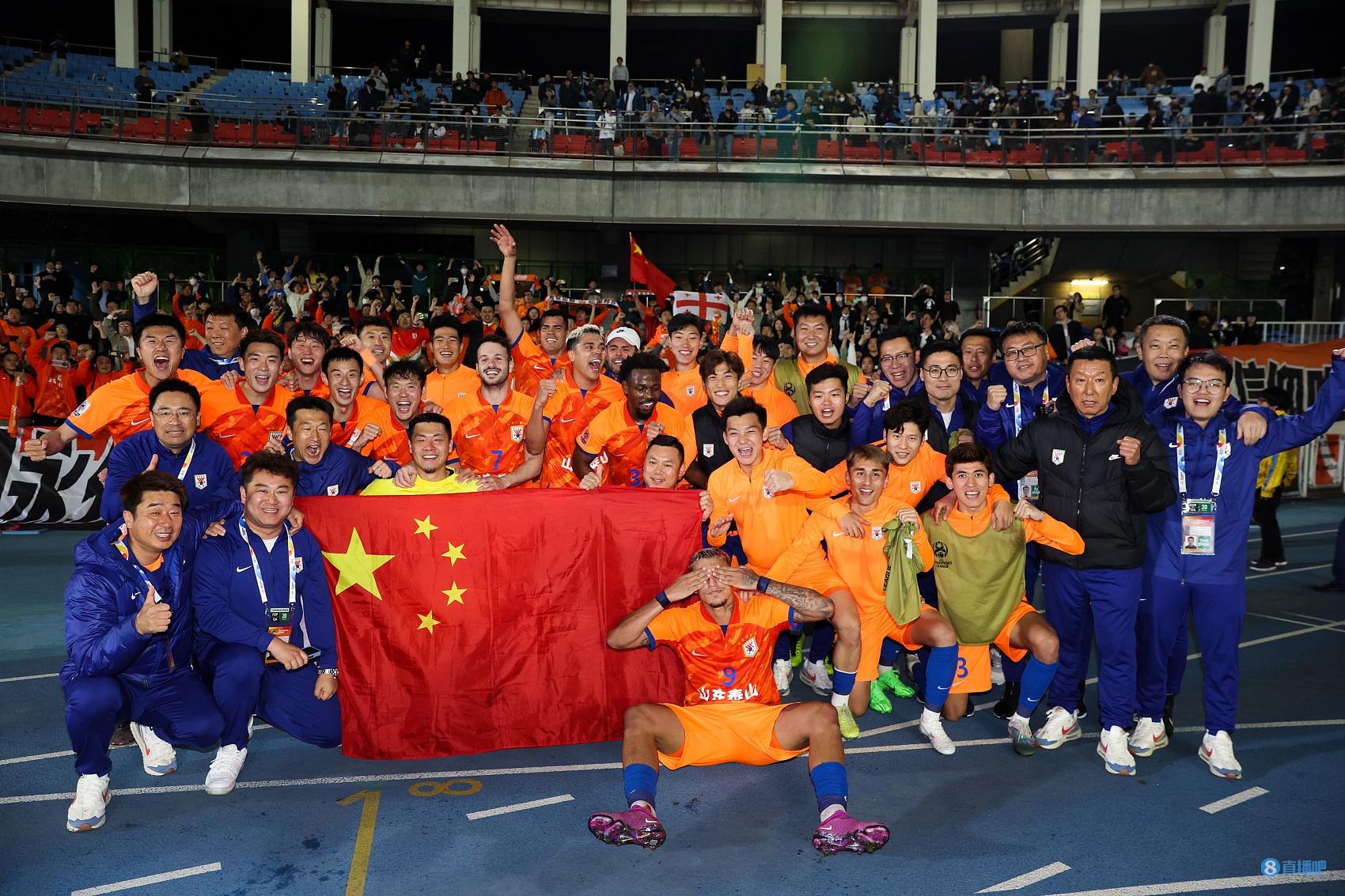 中国骄傲🇨🇳山东泰山全队赛后谢场，并与远征球迷合影
