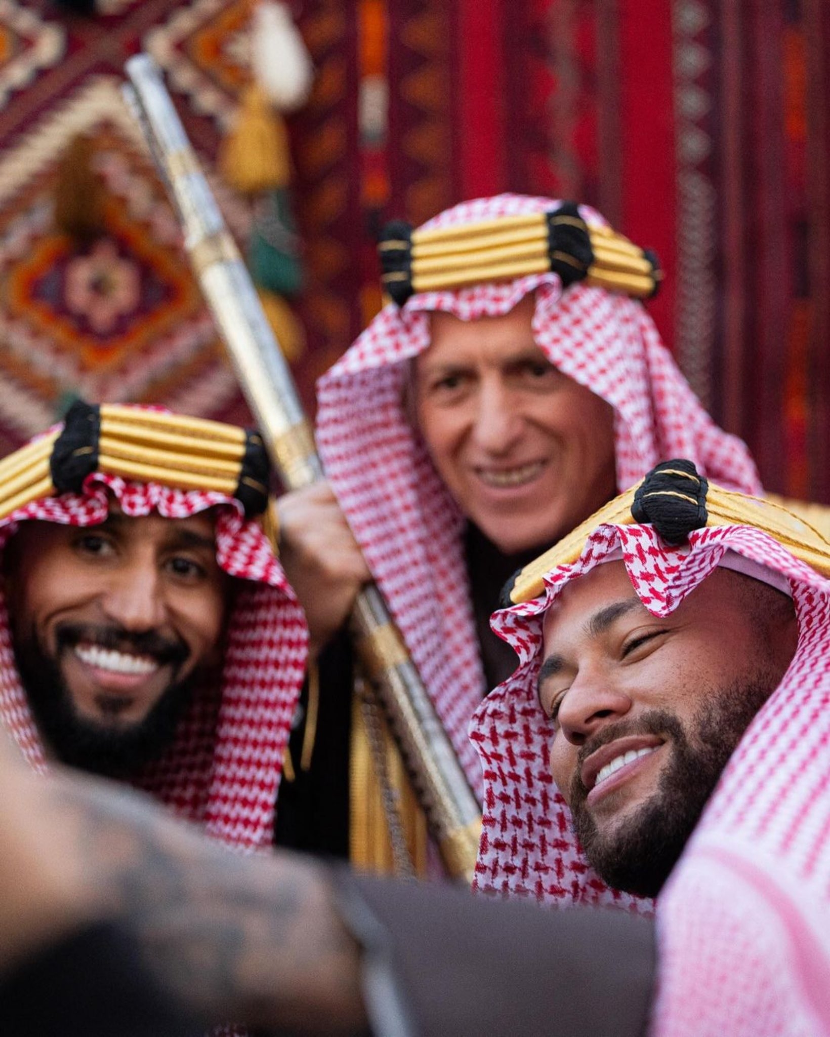 沙漠王子上线！内马尔身着沙特传统服饰，拍摄广告