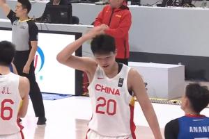 杨瀚森单手隔扣两人！中国男篮后半节打出19-4攻击波