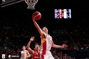 中国男篮主场大胜日本，崔永熙祝队友保持状态