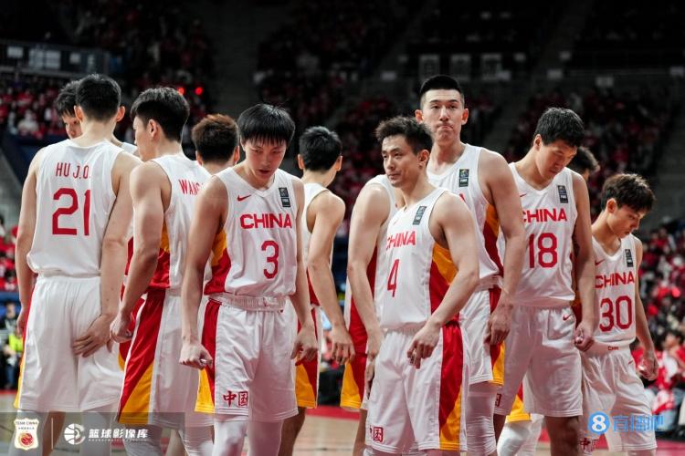 中国新闻周刊：如今场上的新人 似乎并不足以支撑中国男篮的未来