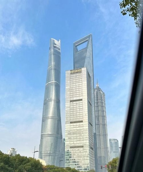 罕见！中国最高楼上海中心大厦被冻住遭网友调侃：《流浪地球》既视感