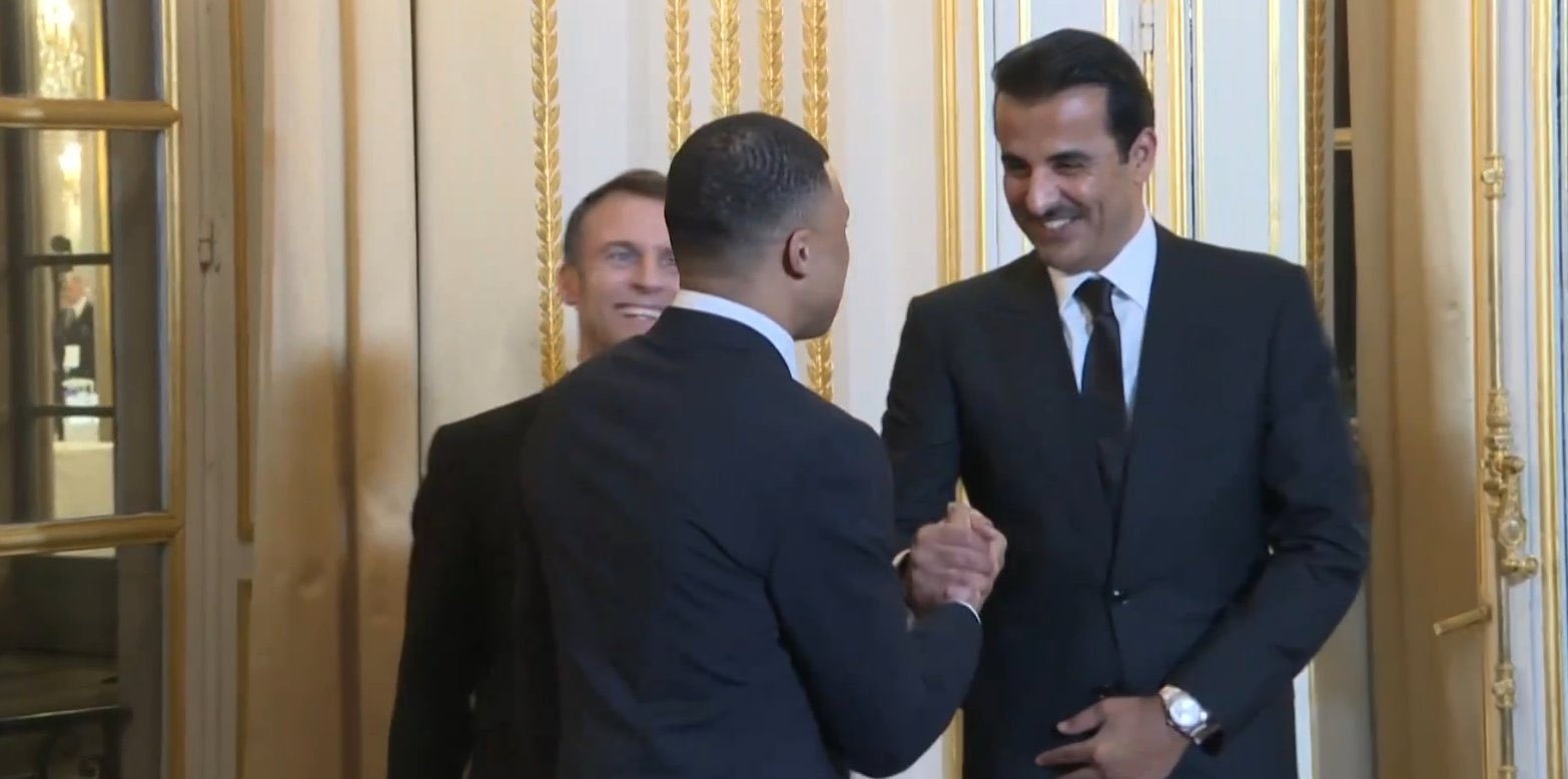 👀聊啥呢？姆巴佩与马克龙&巴黎老板卡塔尔埃米尔握手交谈🤝