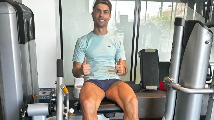 39岁的肌肉💪C罗社媒更新晒健身照，这大腿肌肉绝了😍