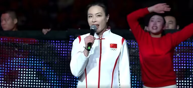 跳水皇后?奥运冠军吴敏霞出席中超开幕式，演唱主题曲《超越》