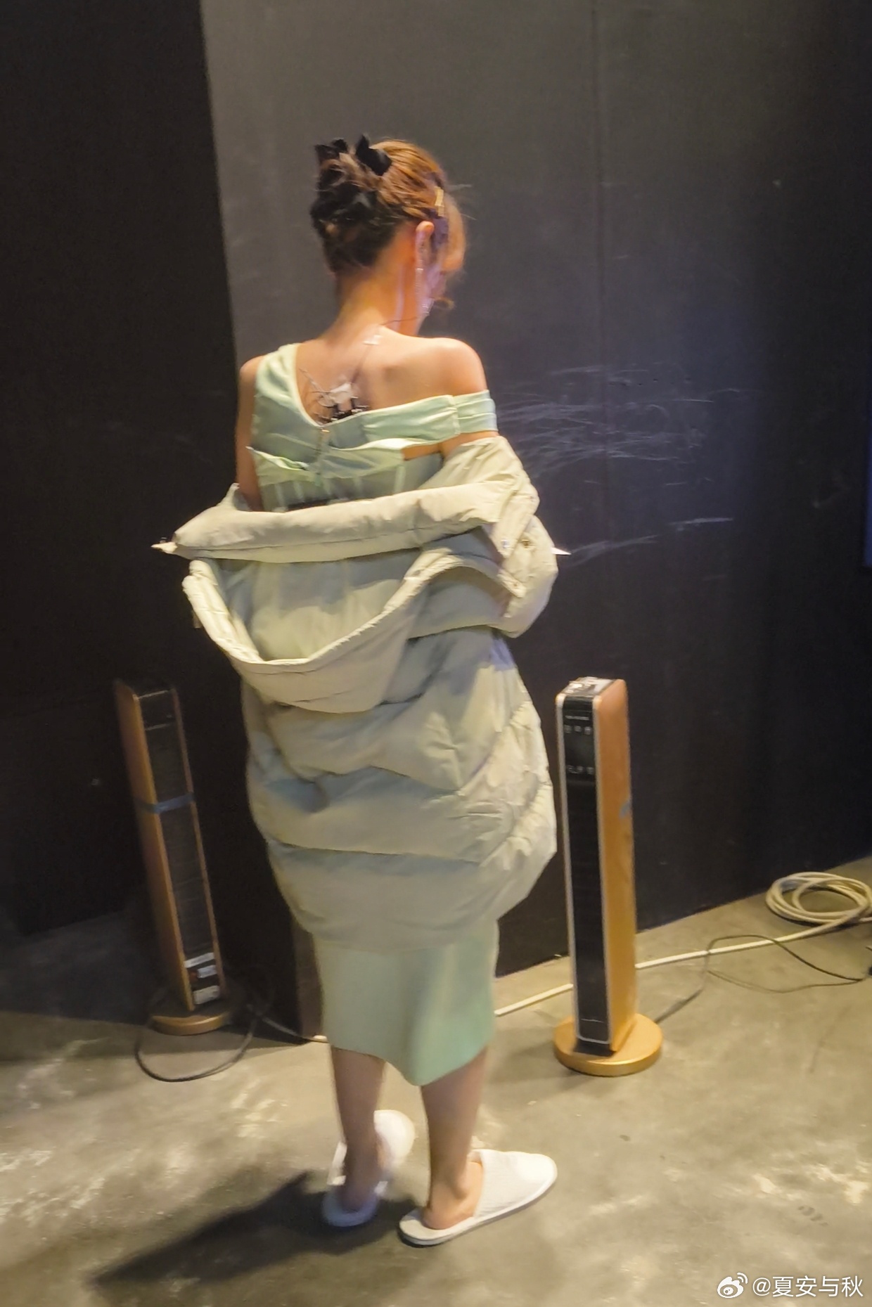 女主持人夏安分享北京JDG主场工作照：表面端庄上班,实则棉鞋烤火