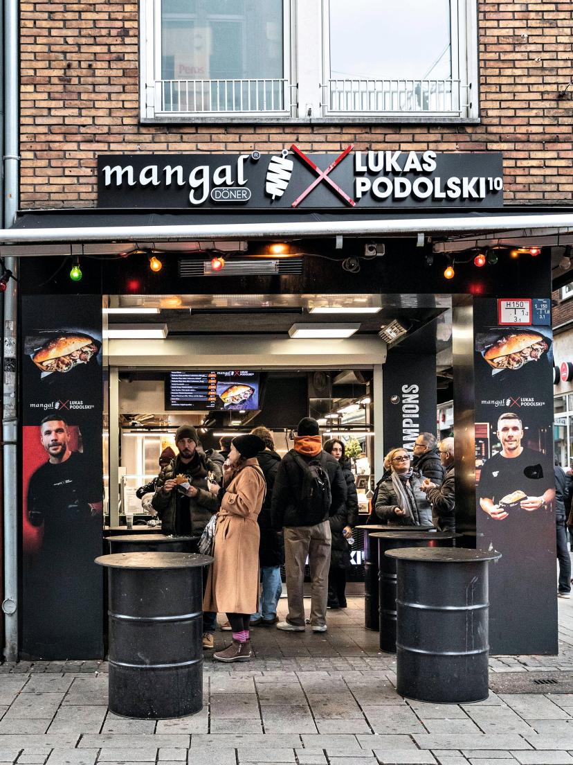 人生赢家👍38岁波多尔斯基6年开40家烤肉店，身家达2.1亿欧
