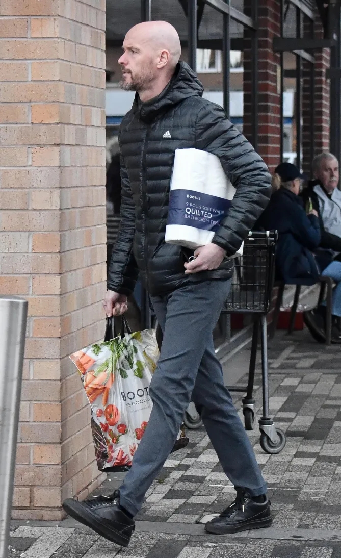 太阳报：滕哈赫被拍到购买了一大包卫生纸 曼联球员进行聚餐