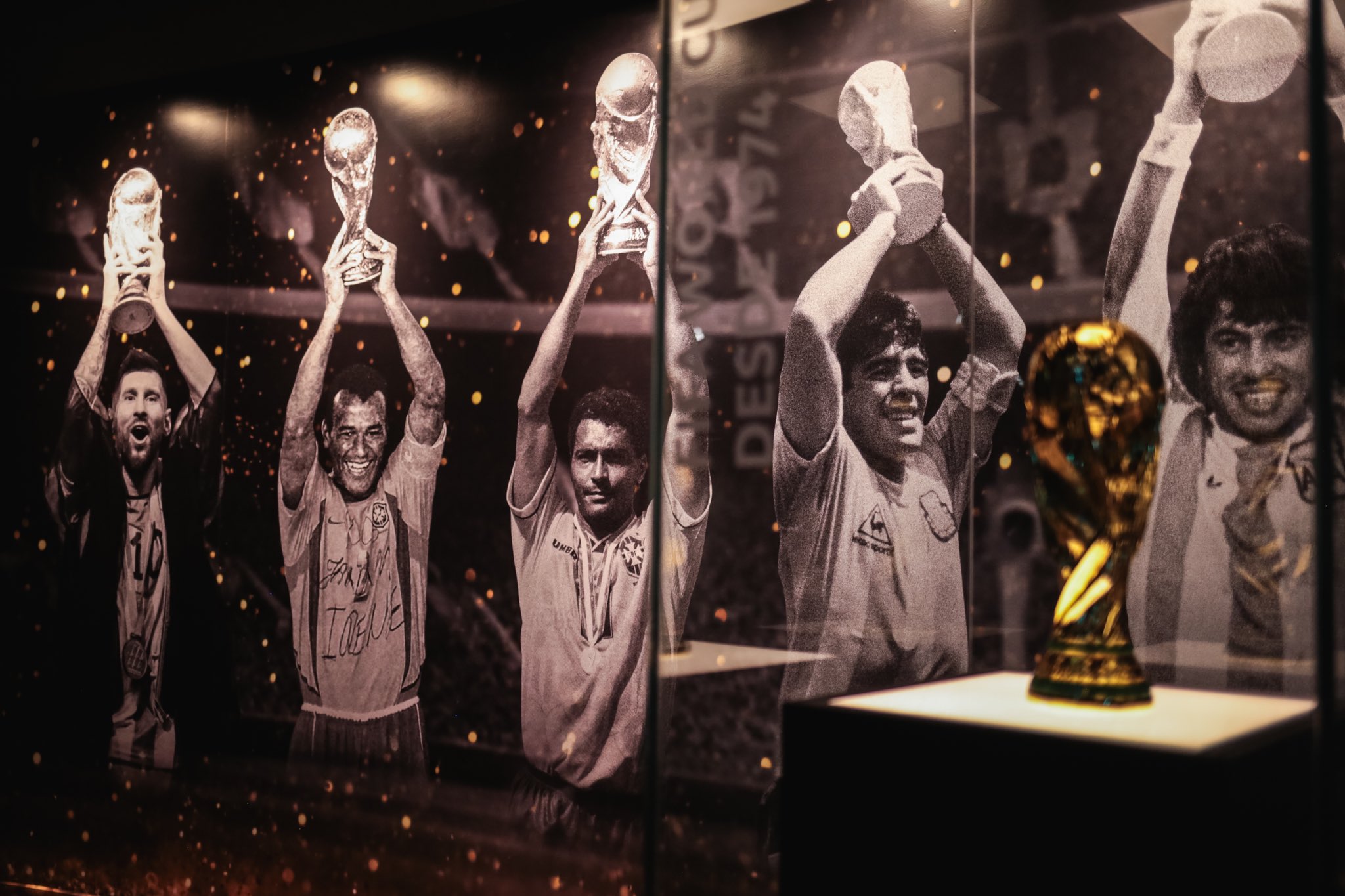 南美足联博物馆开放，梅西、贝利、马拉多纳雕像手举世界杯奖杯
