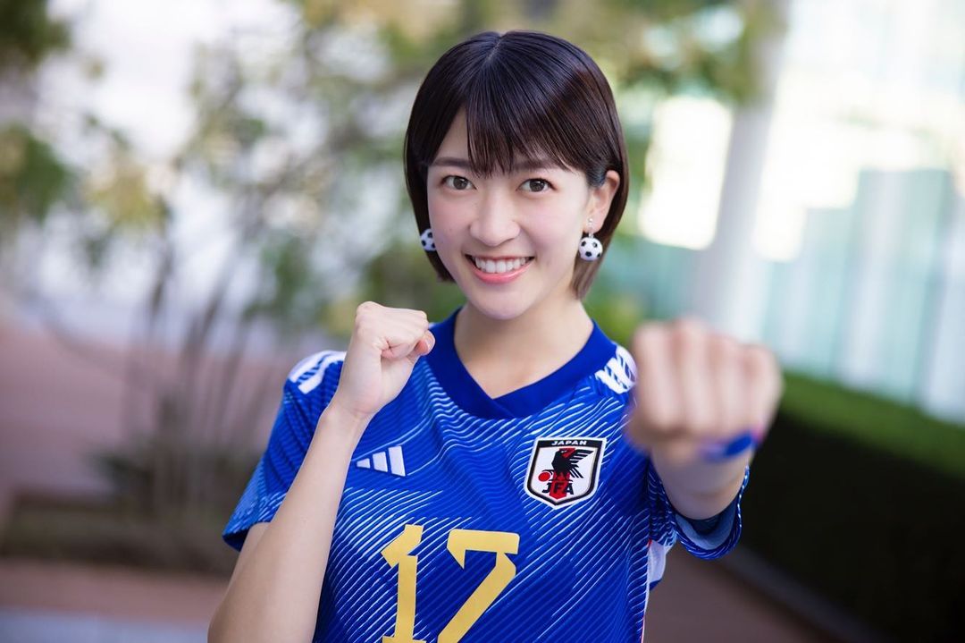 🙋‍♀️完爆多少吧友？日本女演员大秀花式颠球，为国家队世预赛助威