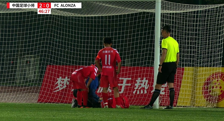这球拼命了！沙明补射空门后伤退，中国足球小将2-0领先
