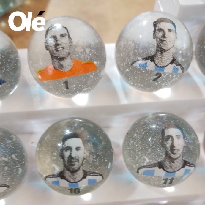 ?梅西获赠世界杯冠军纪念弹珠，印有26位阿根廷夺冠球员头像