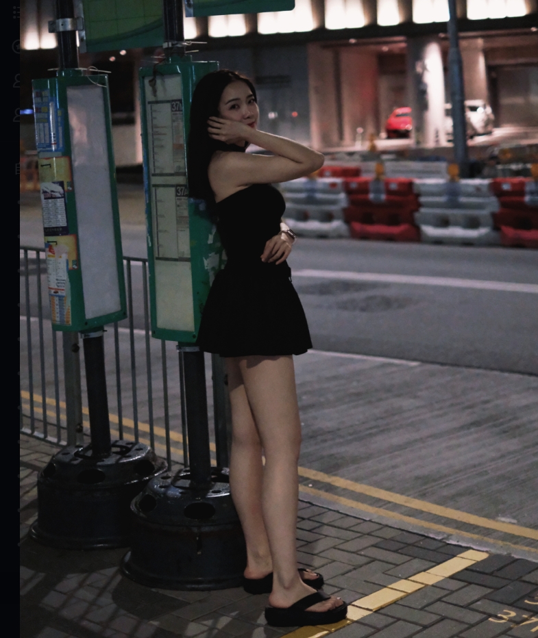 太美了！余霜香港街边拍照：大白腿回眸一笑超有感觉