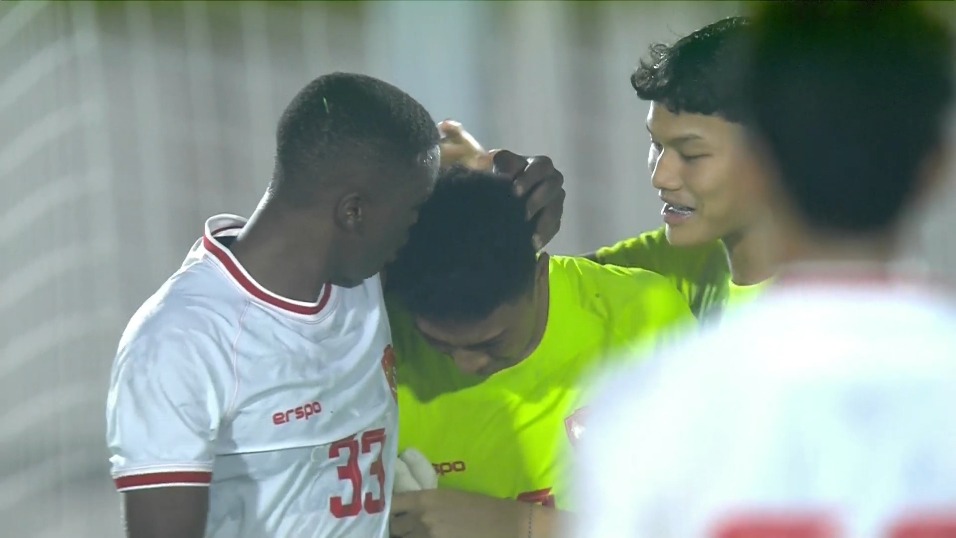 离谱失误致险输中国队！印尼U19门将赛后嚎啕大哭，队友纷纷安慰