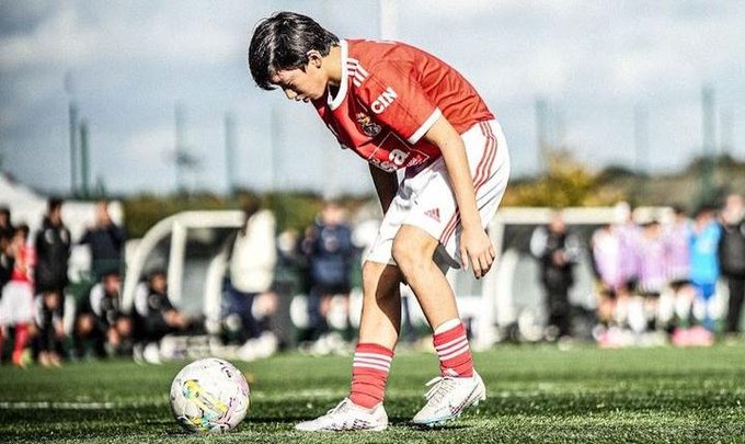 14岁中国球员王磊被本菲卡教练盛赞：全世界这位置年龄最伟大天才