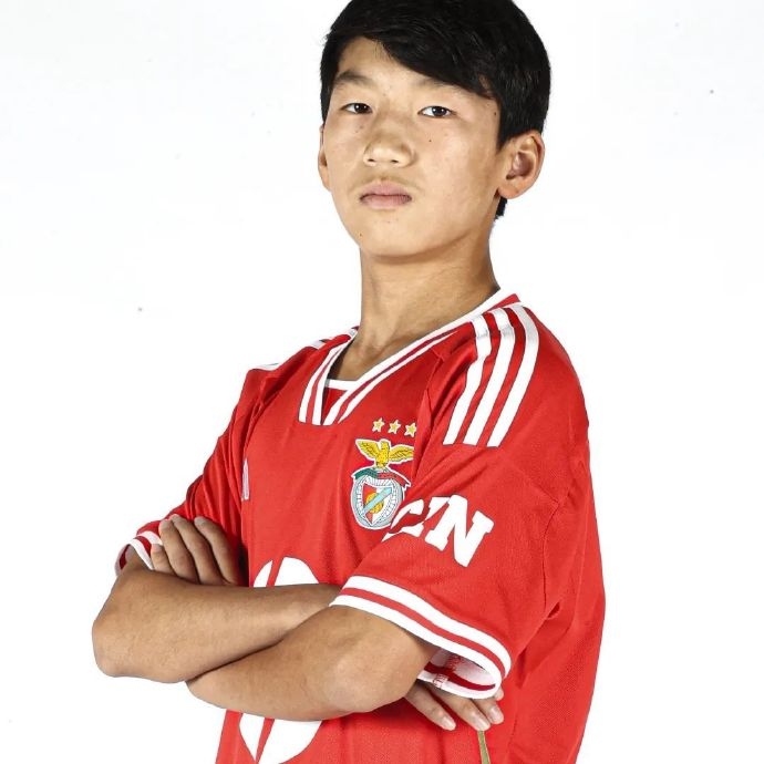 💥葡萄牙7号！14岁王磊身披葡萄牙国少7号球衣！本菲卡核心