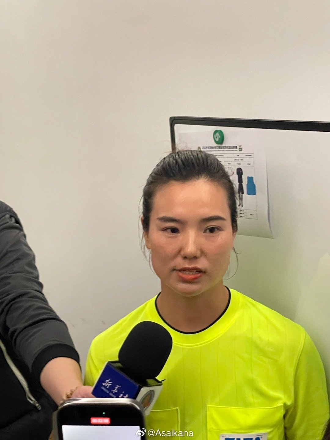 中国顶级职业联赛首位女裁判谢丽君，赛后被记者团团围住采访