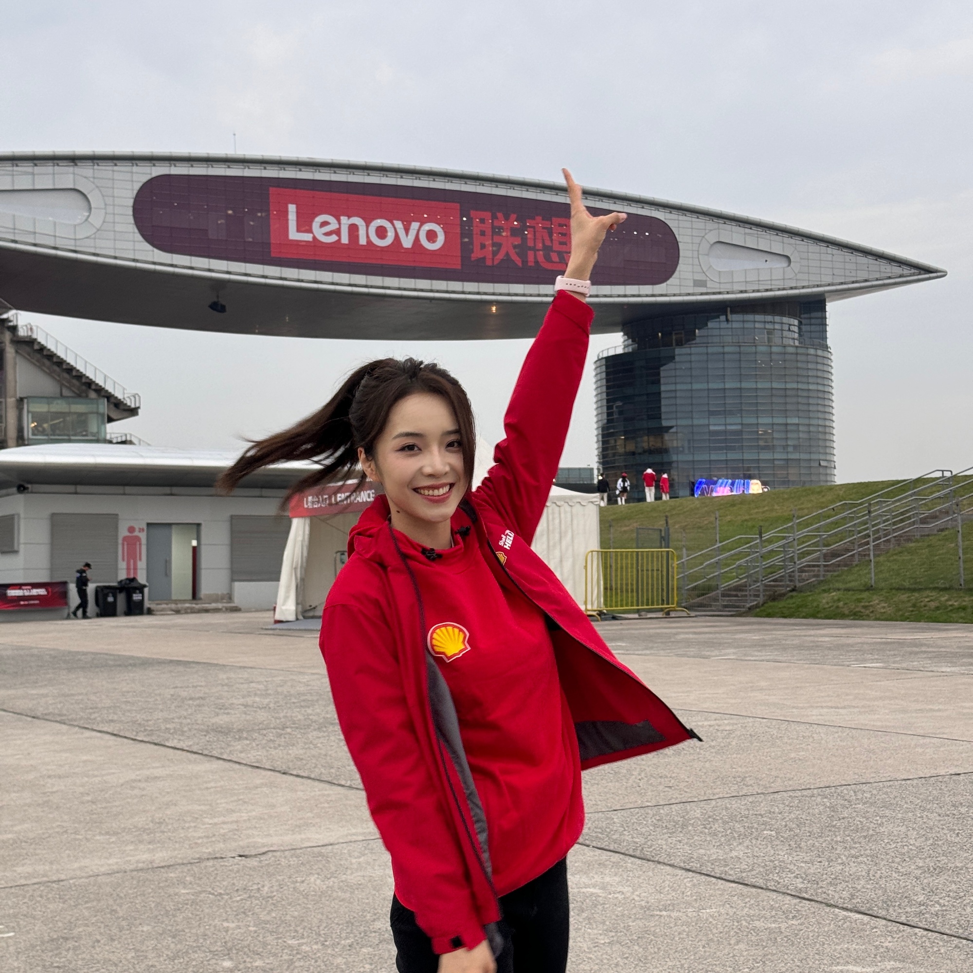 余霜分享与管泽元在上海观看F1现场照：穿着法拉利衣服的她更好看了