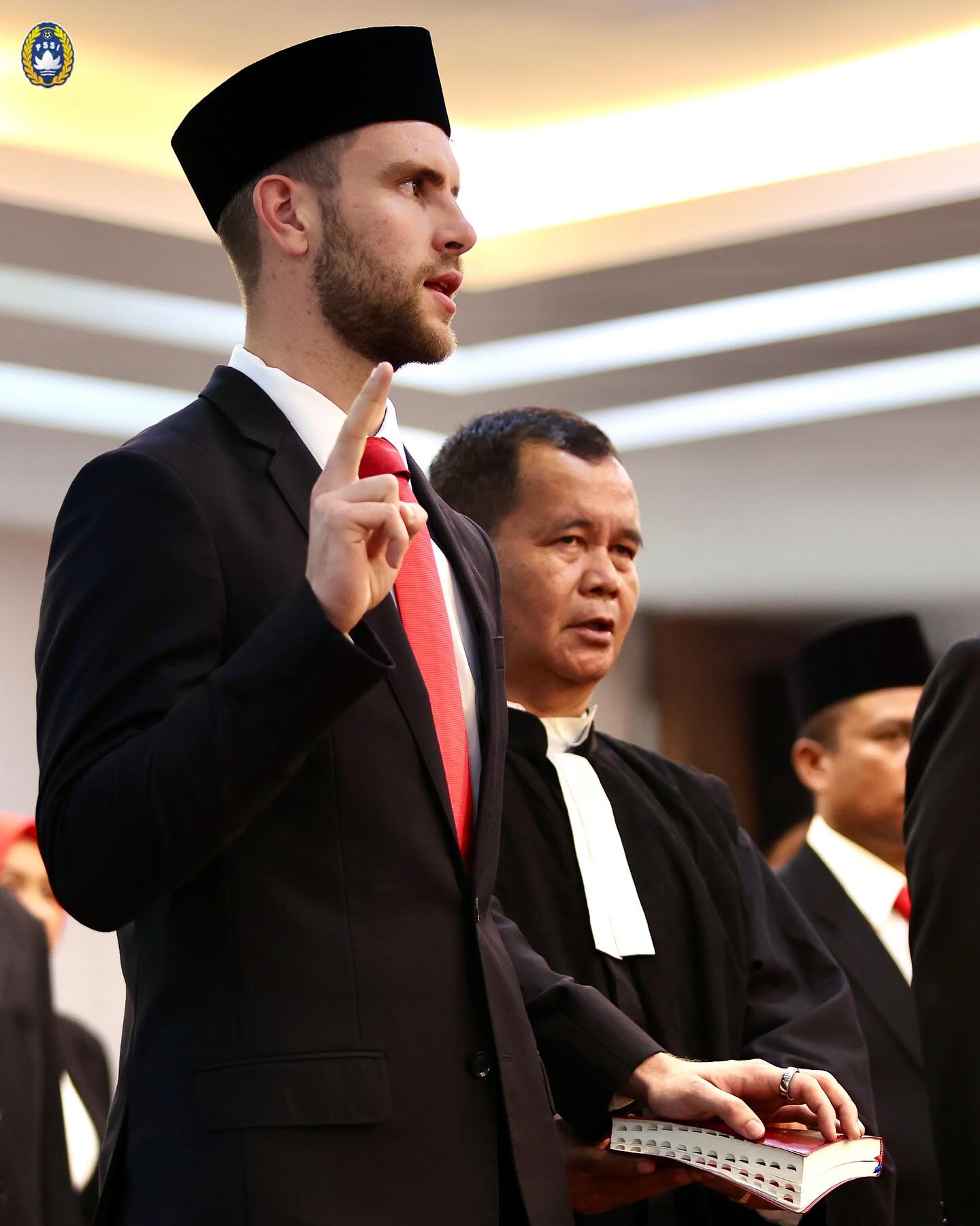 仪式感满满！印尼归化荷兰门将佩斯，球员现场宣誓+采身份信息