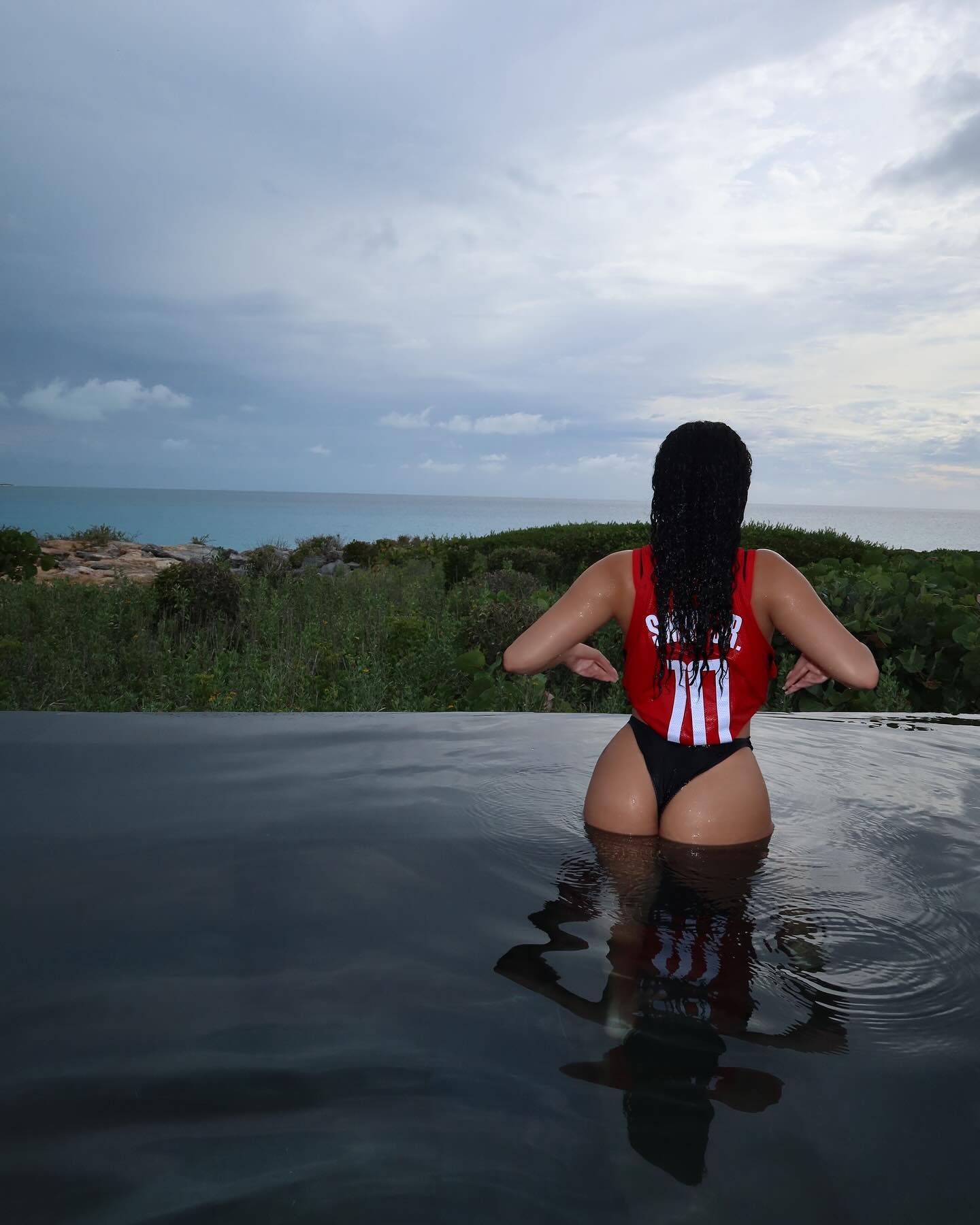 😍女友身穿贾巴里-史密斯火箭10号球衣 拍摄泳池性感美照