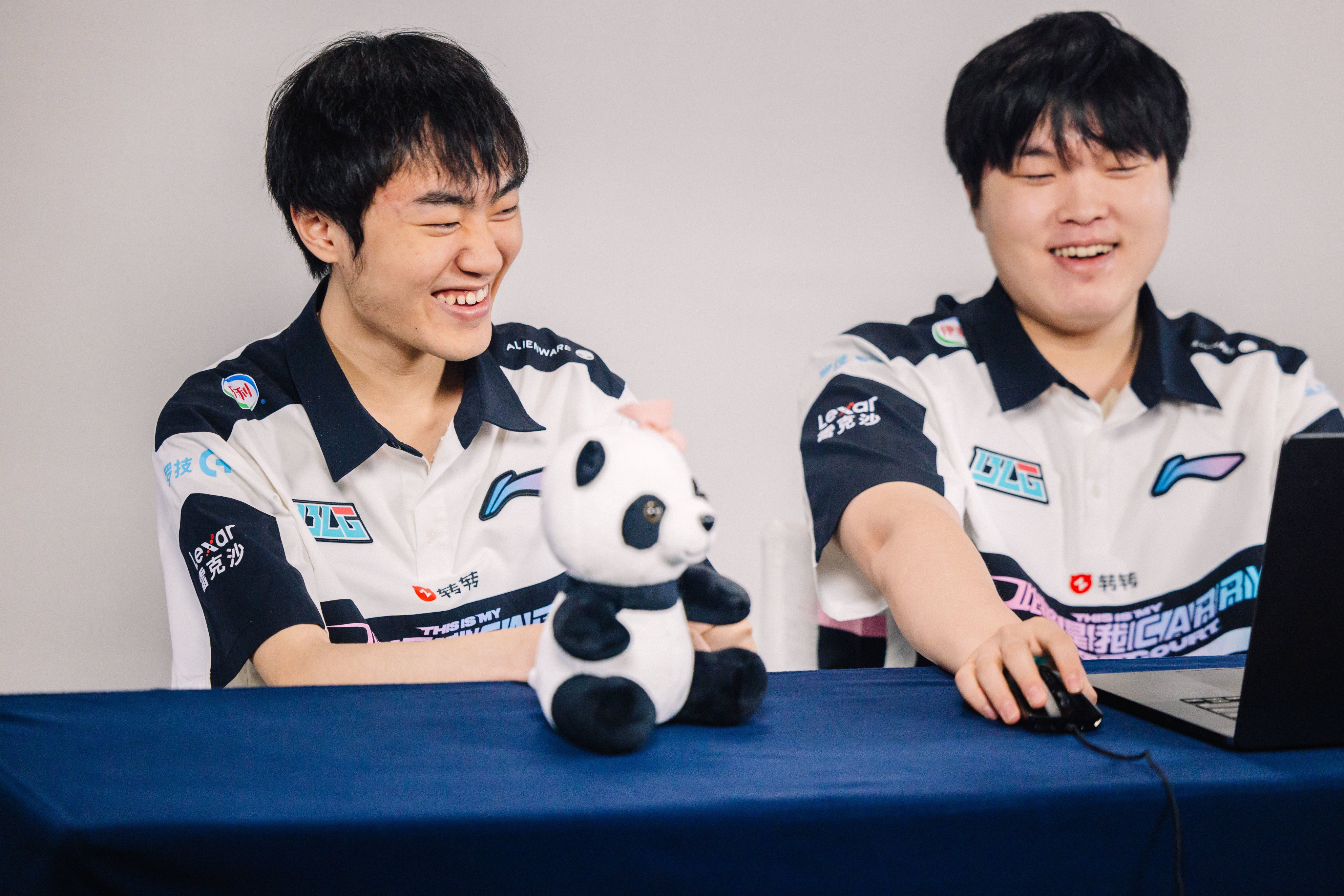 LoLesports分享媒体日照片：Chovy、Knight、Bin手持熊猫玩偶?