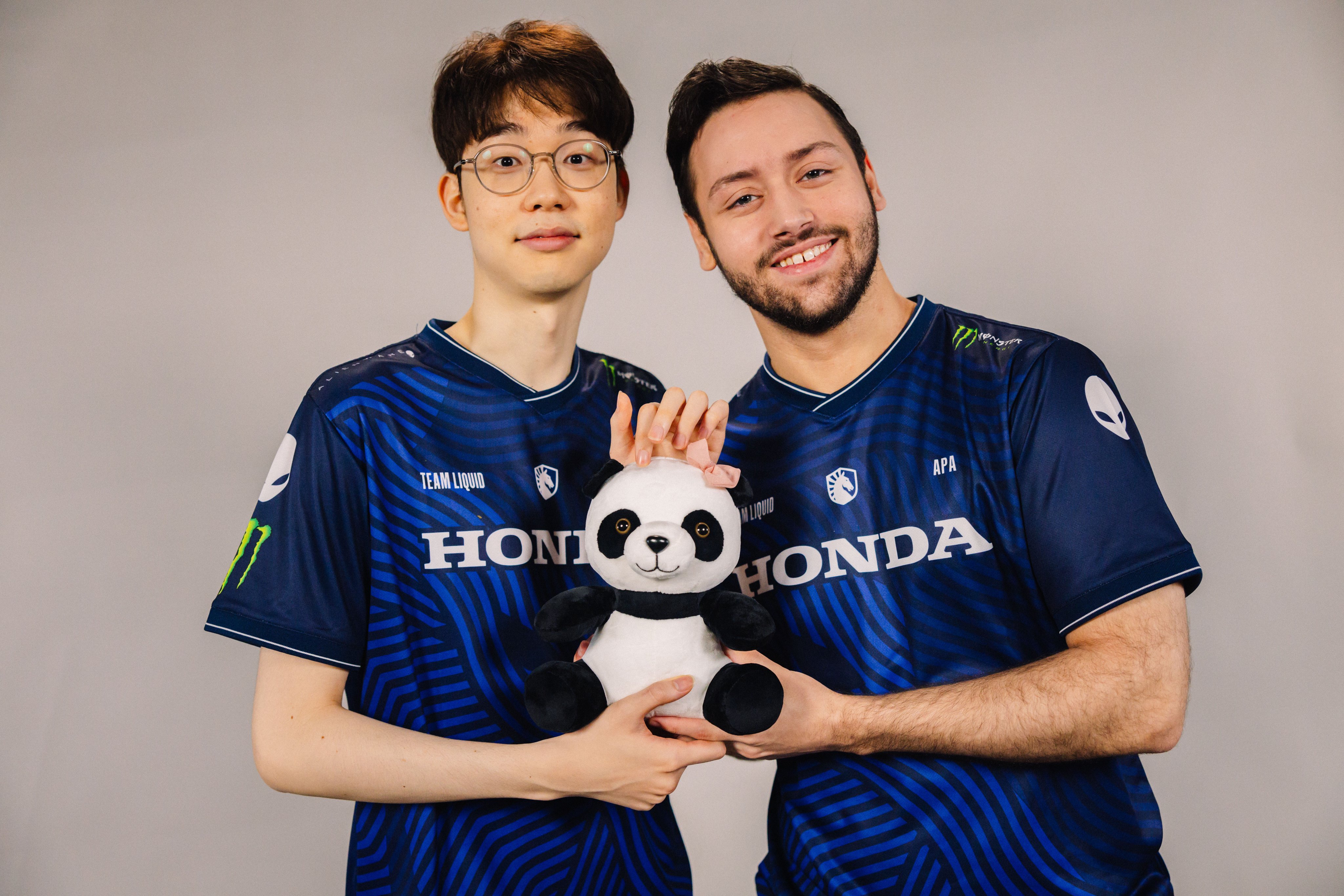 LoLesports分享媒体日照片：Chovy、Knight、Bin手持熊猫玩偶?