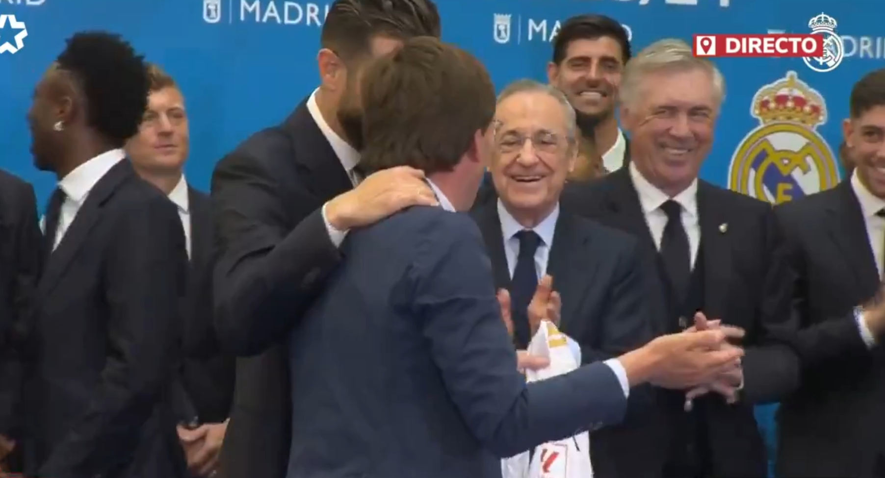 太难了🤣马德里市长被起哄套皇马球衣，但他是马竞球迷