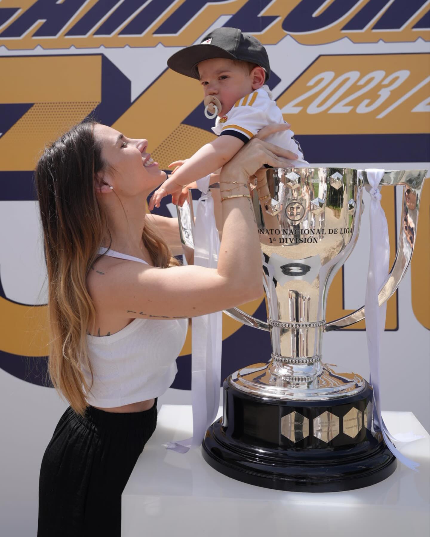 巴尔韦德一家参加夺冠庆祝游行，小儿子戴着奶嘴直接站奖杯里😅