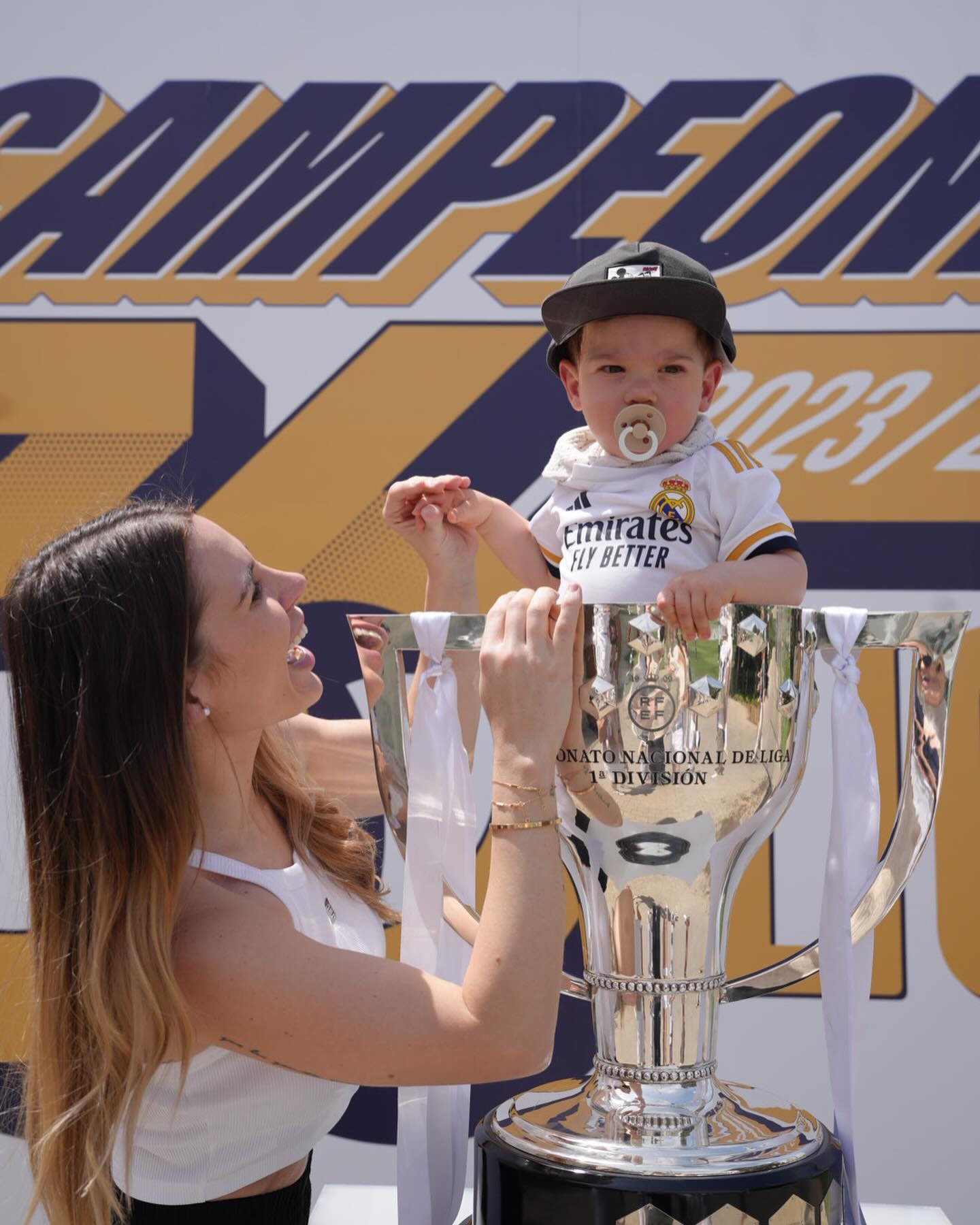 巴尔韦德一家参加夺冠庆祝游行，小儿子戴着奶嘴直接站奖杯里😅