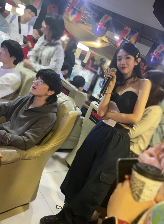 主持十月晒线下活动照:迷人的腰线 美的是那么漫不经心