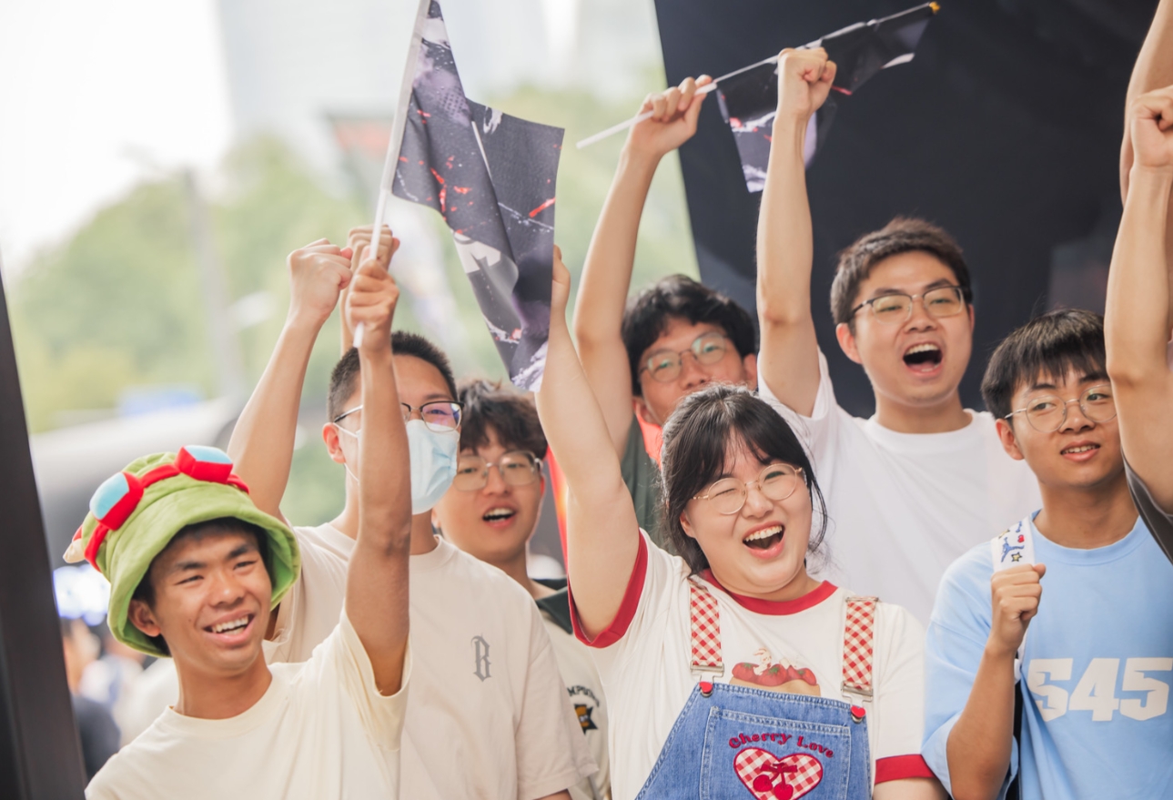 夏安看T1偷家:整个化妆间都在尖叫!!!太刺激了妈呀!!!!!