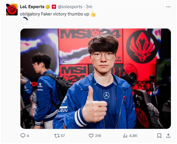 经典动作?LoLesports分享照片：Faker为本场胜利竖起大拇指