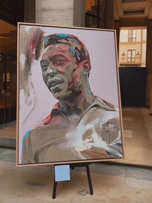 不愧是姆总😎！姆巴佩花费52万欧拍下一幅艺术家所绘的贝利画