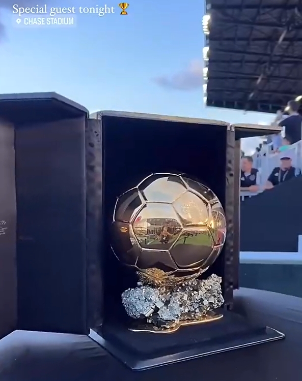 迈阿密公开训练展出梅西第八个金球奖杯🏆，球迷排队合影