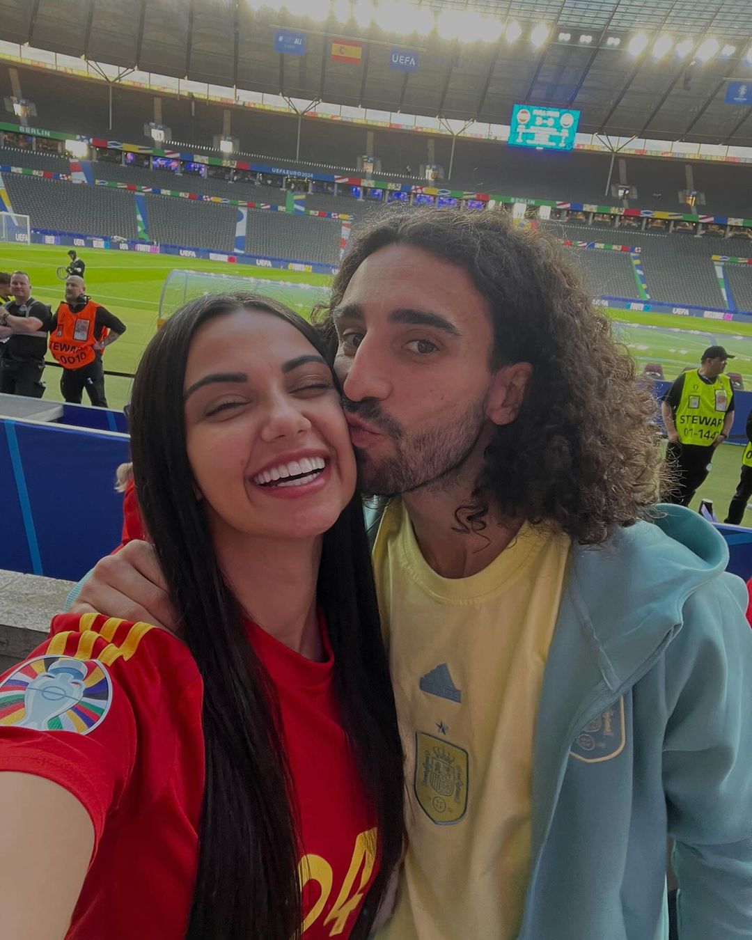❤️美！库库雷利亚妻子穿西班牙球衣现场观战，赛后两人甜蜜亲吻