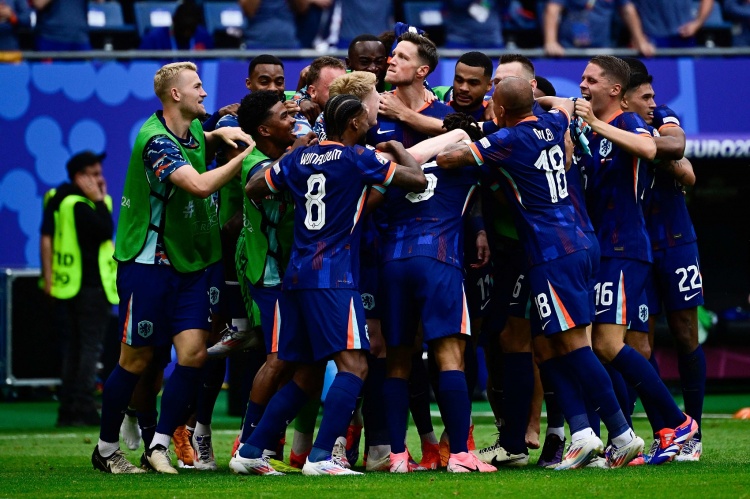 在之前三届欧洲杯中，荷兰在取得小组赛首胜的情况下都是9分出线