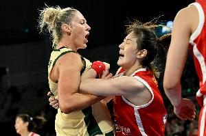 中国女篮不敌澳大利亚，备战女篮世界杯遇挑战