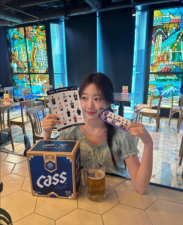 LCK美女主持晒美照：品尝LCK活动现场的啤酒🍻💙