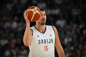 塞尔维亚男篮加时逆转澳大利亚 赛后篮球名宿吉诺比利祝贺