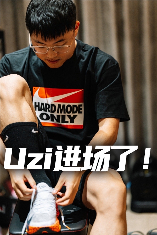 网友为Uzi参加巴黎奥运全马制作梗图：Uzi进场了！