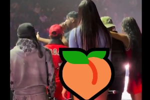 大秀身材🍑安吉尔-里斯参加节目 小短裤只罩住一半的pp~
