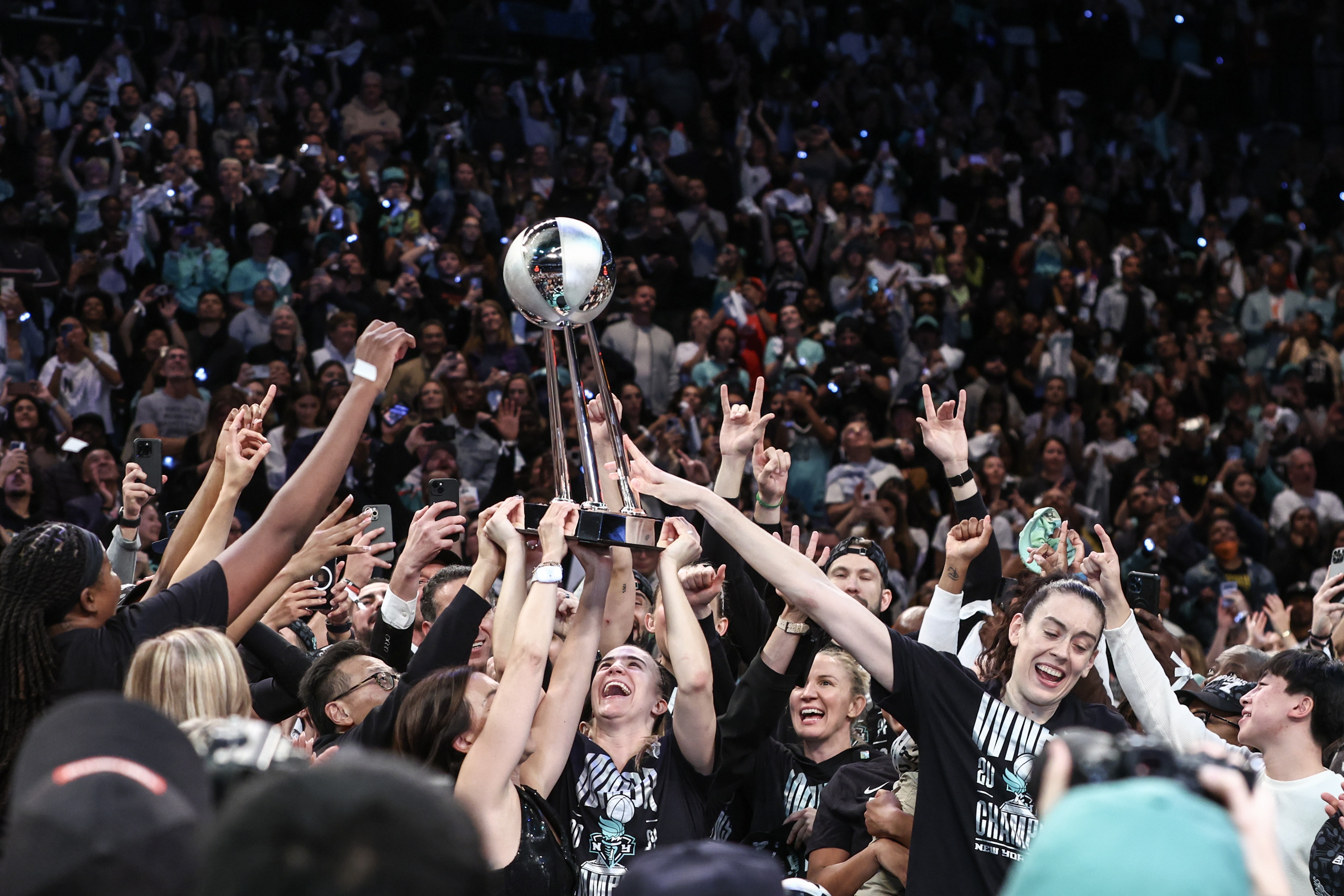 WNBA历届总冠军🏆️火箭同城球队曾缔造4连冠神迹 自由人终夺冠