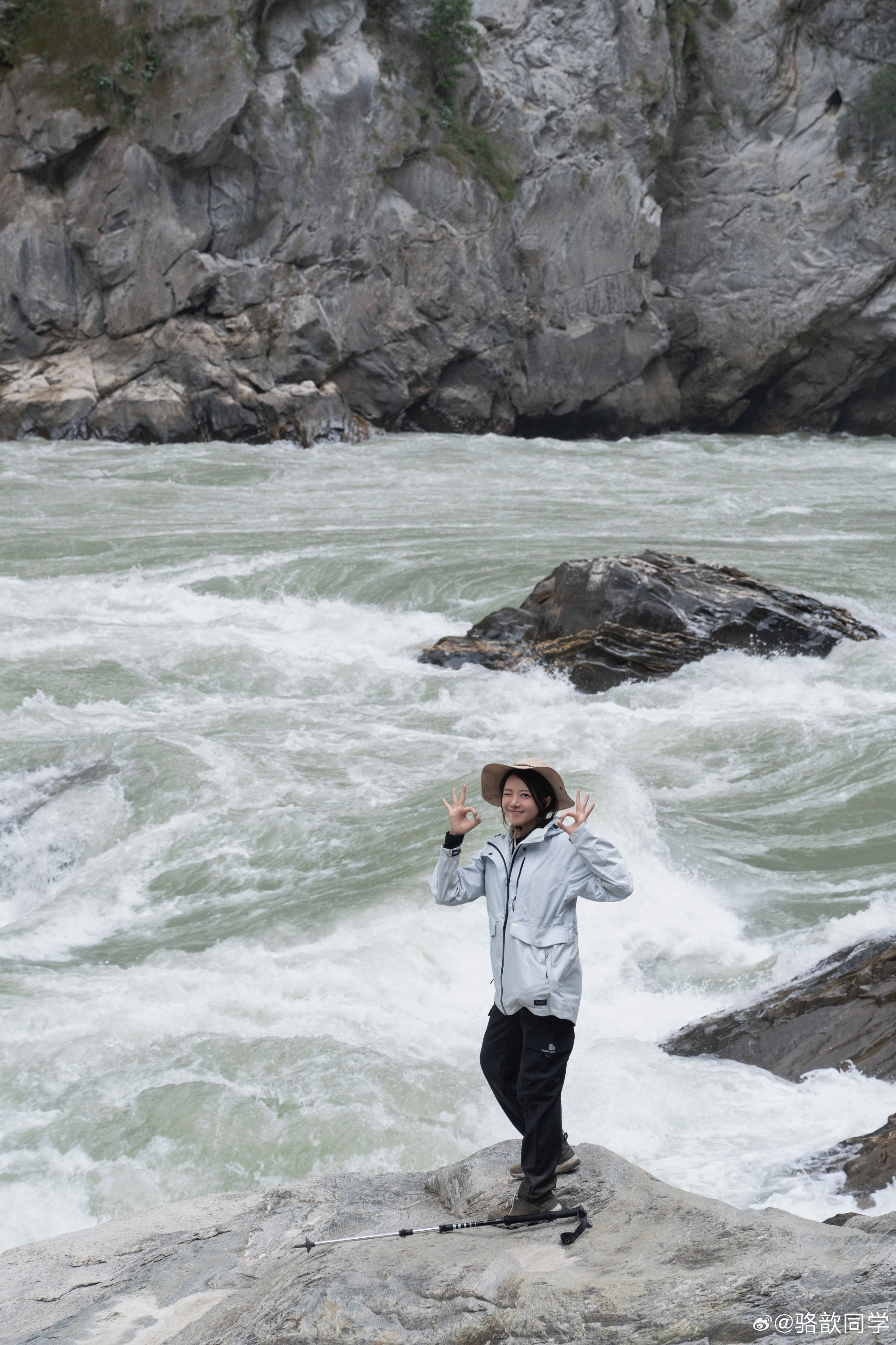 骆歆分享与柴西等朋友户外登山美照：点亮地球online又一片地图✨