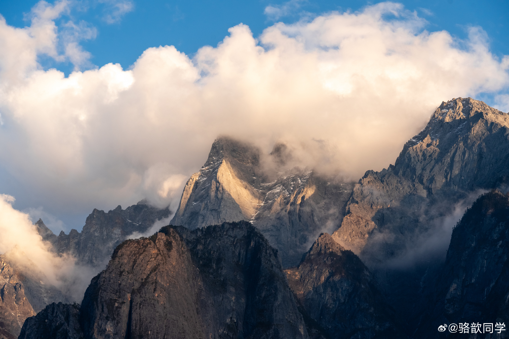 骆歆分享与柴西等朋友户外登山美照：点亮地球online又一片地图✨