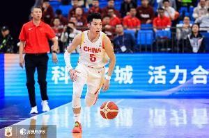 中国男篮险胜沙特，展现阵容调整后的挑战与机遇
