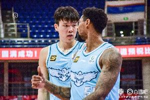 青岛男篮遭辽宁重挫，教练发声提醒球员