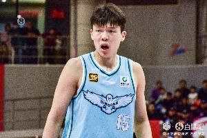 青岛男篮球员杨瀚森宣布参加今年NBA选秀