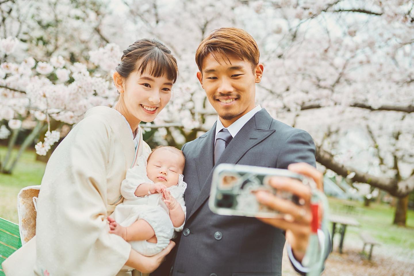 郎才女貌?日本国脚守田英正晒与爱妻合照，纪念结婚5周年