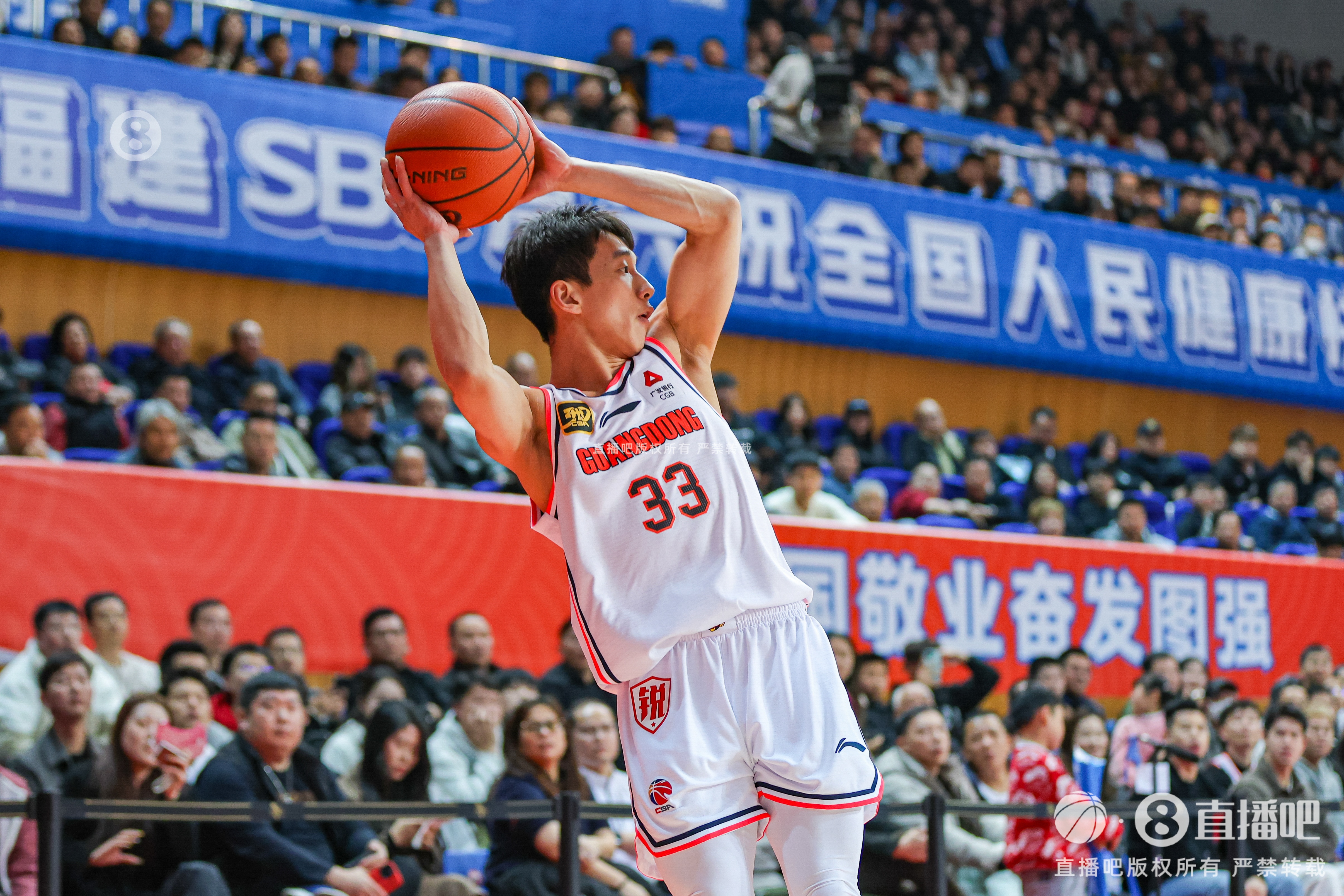 小将表现不错!杨溢7中3拿到10分4板6助2断 正负值+23