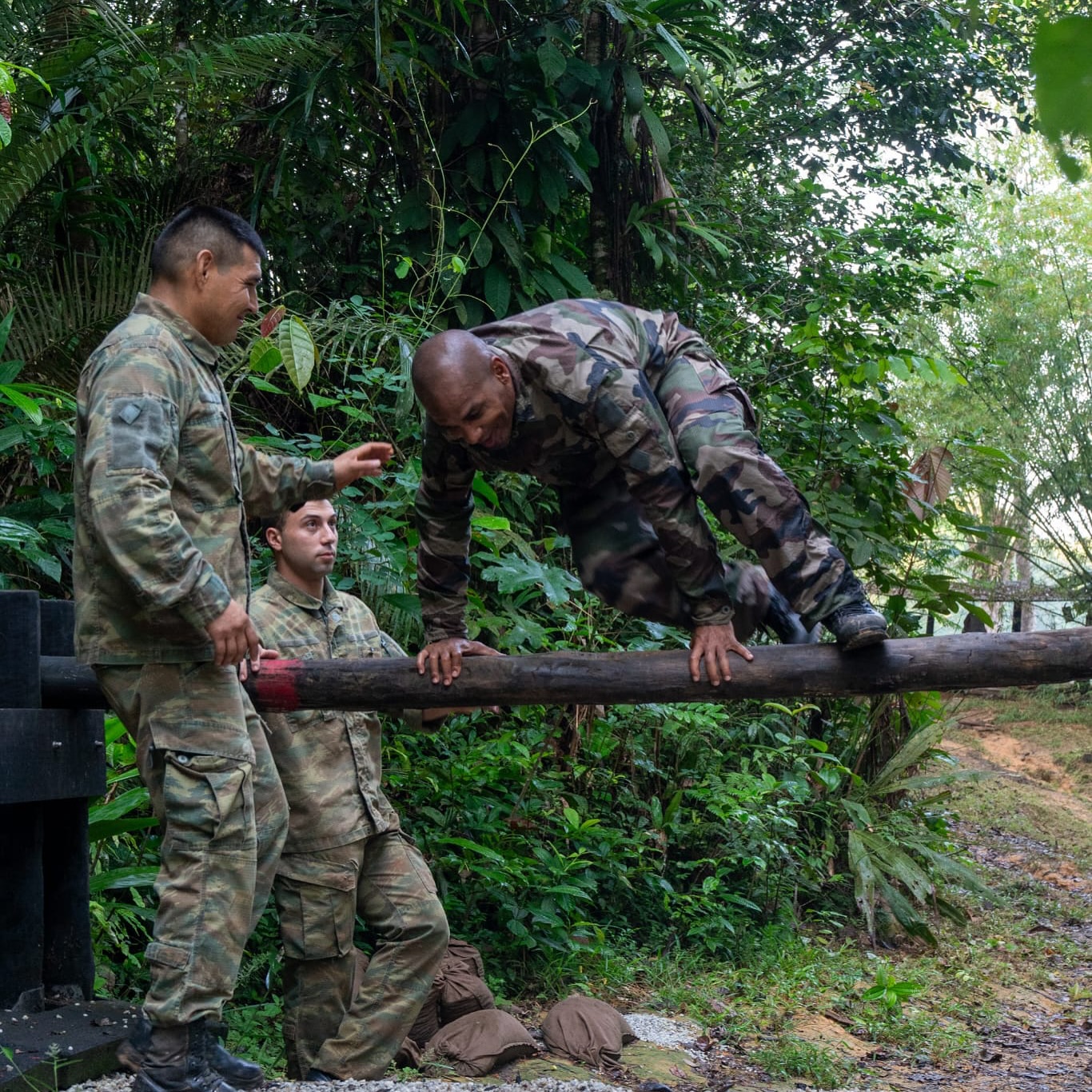 二等兵马卢达出列！44岁切尔西旧将马卢达参军，加入当地步兵团